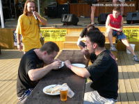 SECO FEST 2007 - Soutěž - rychleji rohlík nebo talíř piva lžičkou?