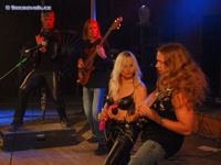 DORO & WARLOCK revival - i nafukovací kytara se dá použít...