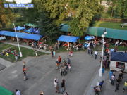 Zaplňující se pravá strana areálu