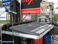 Komplexní pohled na monitorový mix a rack