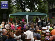 Pohled na mini stage s folkrockovou kapelou JARRET