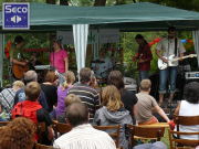 Pohled na mini stage s folkrockovou kapelou JARRET