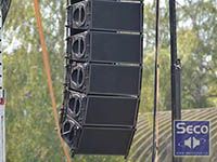 Scéna B s dvoupásmovým line array LAIV