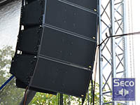 Scéna A s čtyřpásmovým systémem line array TTH CX 2003 a subwoofery band pass TTH 21PB