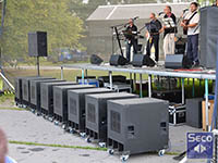 Scéna A s čtyřpásmovým systémem line array TTH CX 2003 a subwoofery band pass TTH 21PB